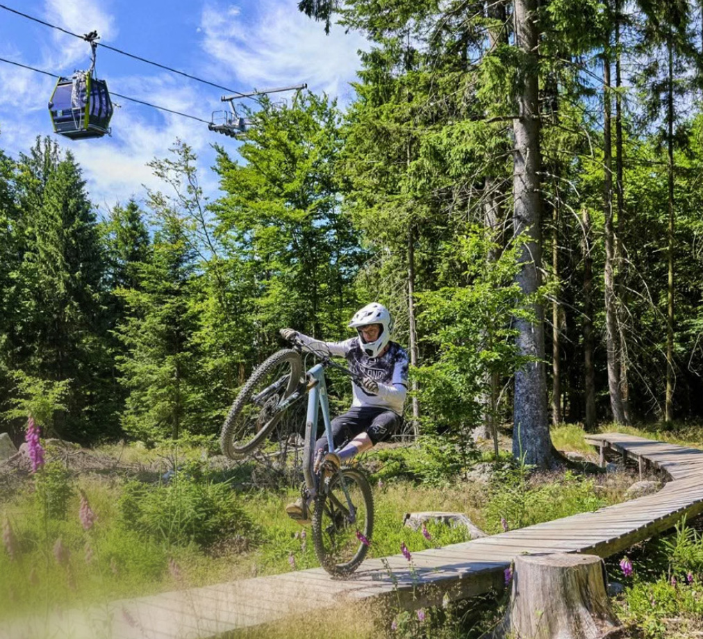 Mountainbiker auf einem Trail unter der Ochsenkopf-Seilbahn