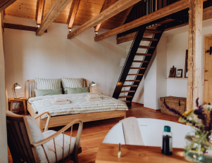Schlafbereich einer Ferienwohnung mit Galerie in der Erlebnisregion Ochsenkopf