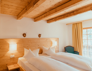 Modern eingerichtetes Doppelzimmer einer Unterkunft in der Erlebnisregion Ochsenkopf