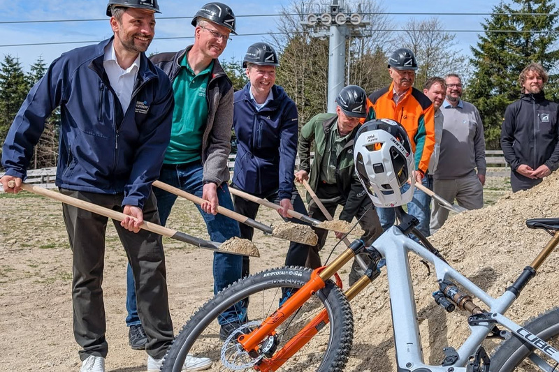 Vertreter der Projektpartner beim Spatenstich für den Bikepark 1024 am Ochsenkopf