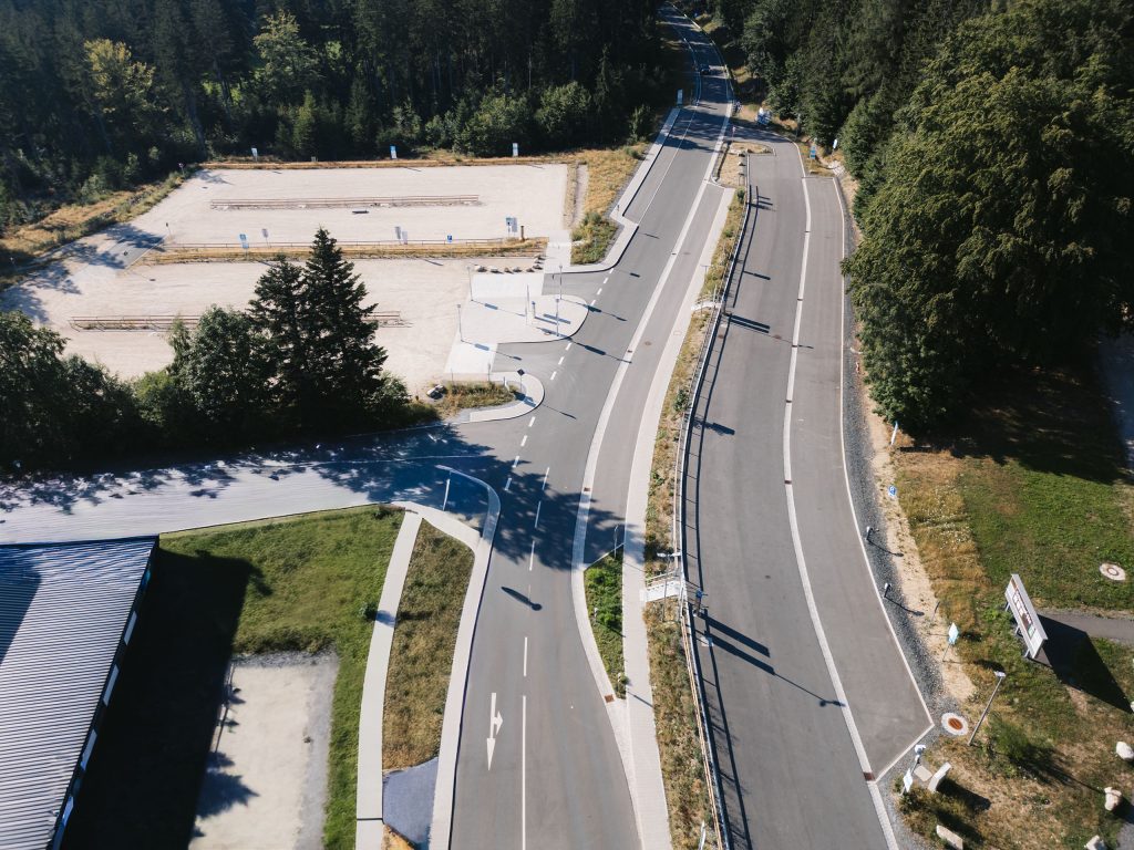 Luftaufnahme der Parkplätze und Zufahrtsstraße am Bikepark 1024 am Ochsenkopf.